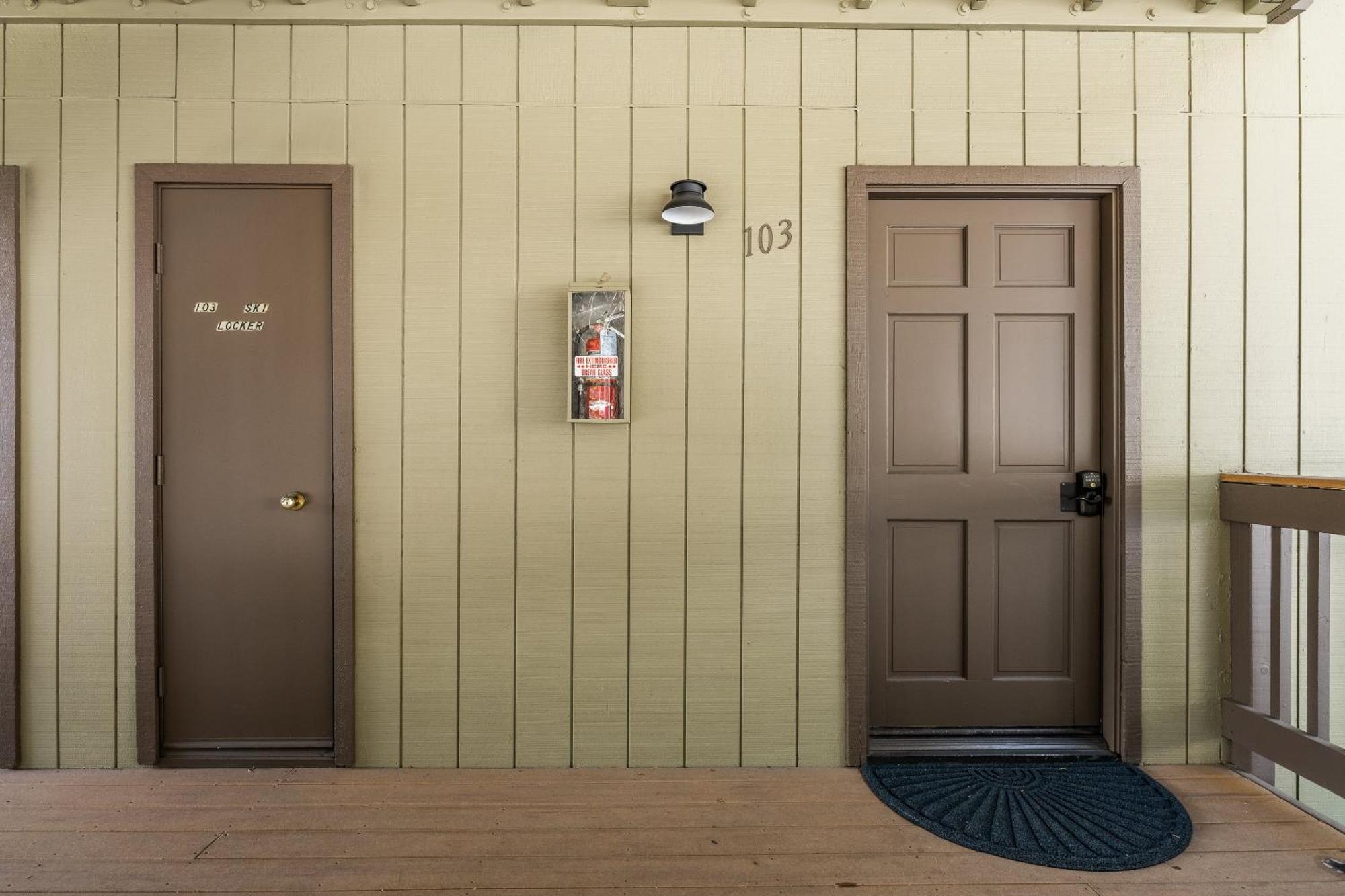 Hidden Valley Village #103 Nicely Updated 1 Bedroom 1 Bathroom Short 10 Min Walk From Village *