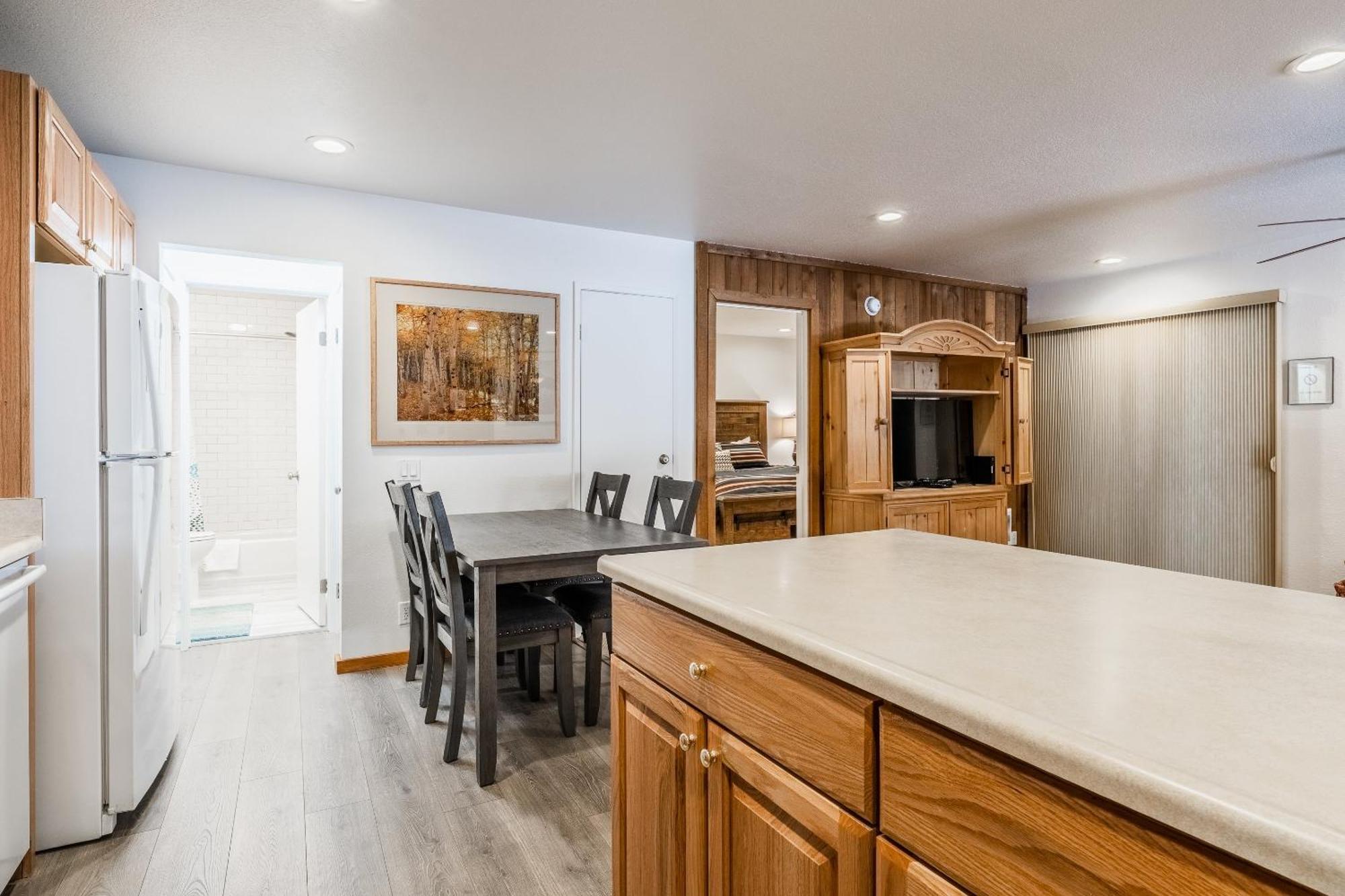 Hidden Valley Village #103 Nicely Updated 1 Bedroom 1 Bathroom Short 10 Min Walk From Village *